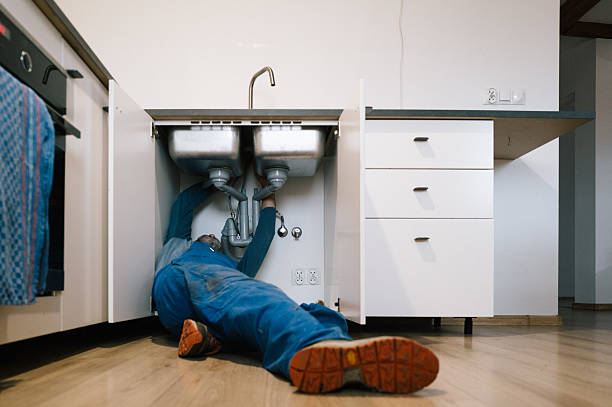 Professional Emergency Plumber technician working in Harrisburg, IL